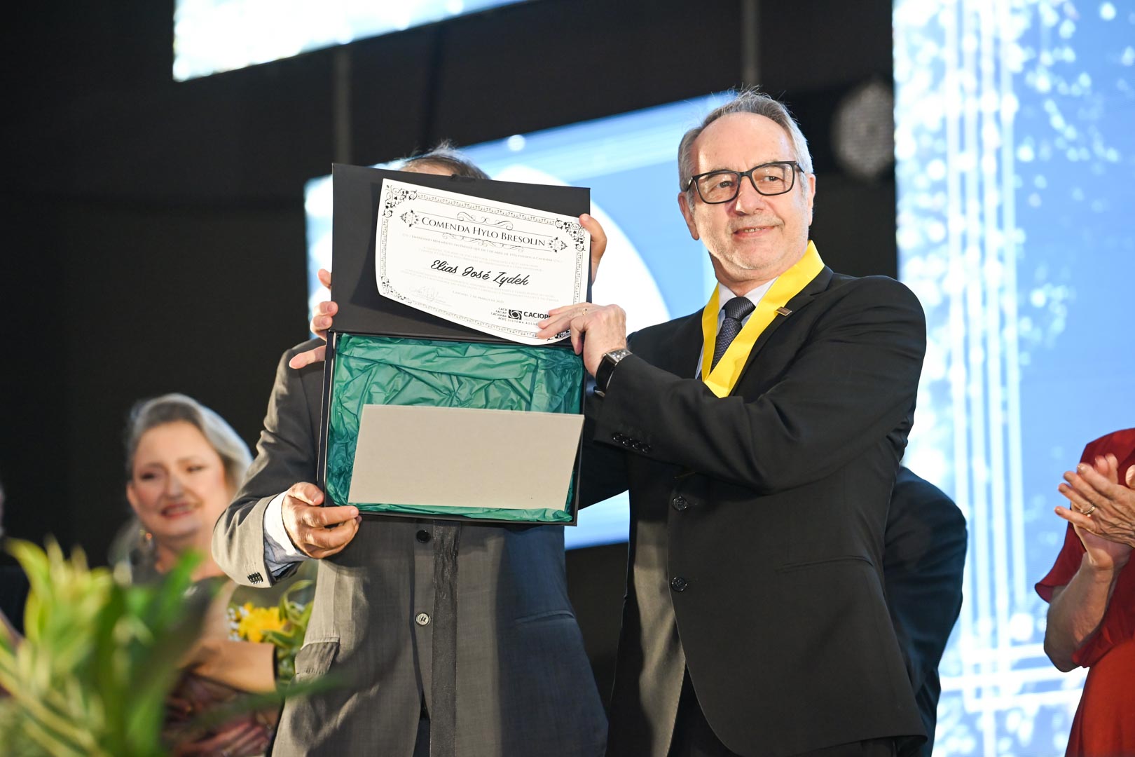 Zydek recebe comenda da Caciopar