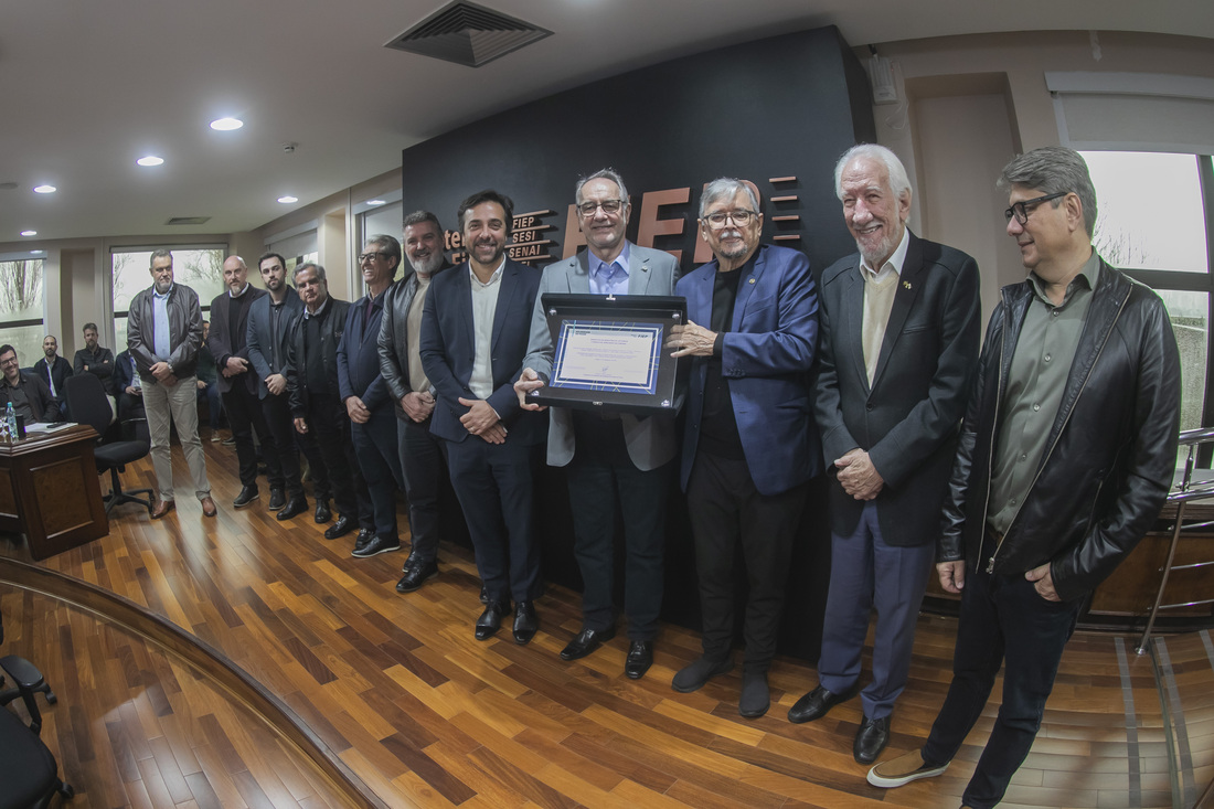 Elias Zydek assume presidência do Sindileite Paraná