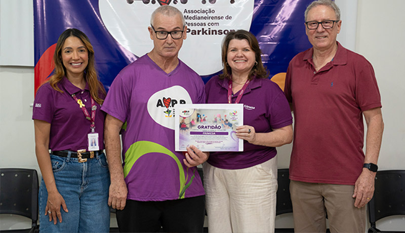 Frimesa e cooperativas parceiras entregam cheque oficial à Associação de Portadores de Parkinson