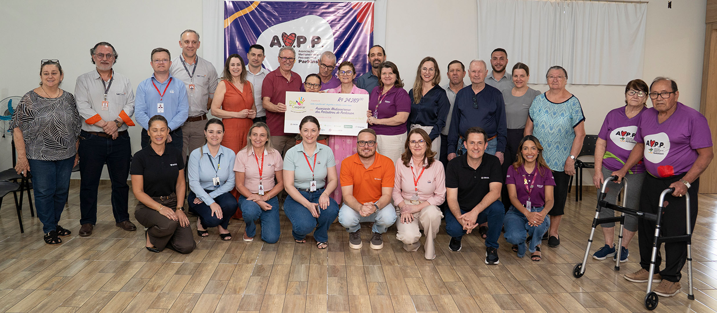Frimesa e cooperativas parceiras entregam cheque oficial à Associação de Portadores de Parkinson